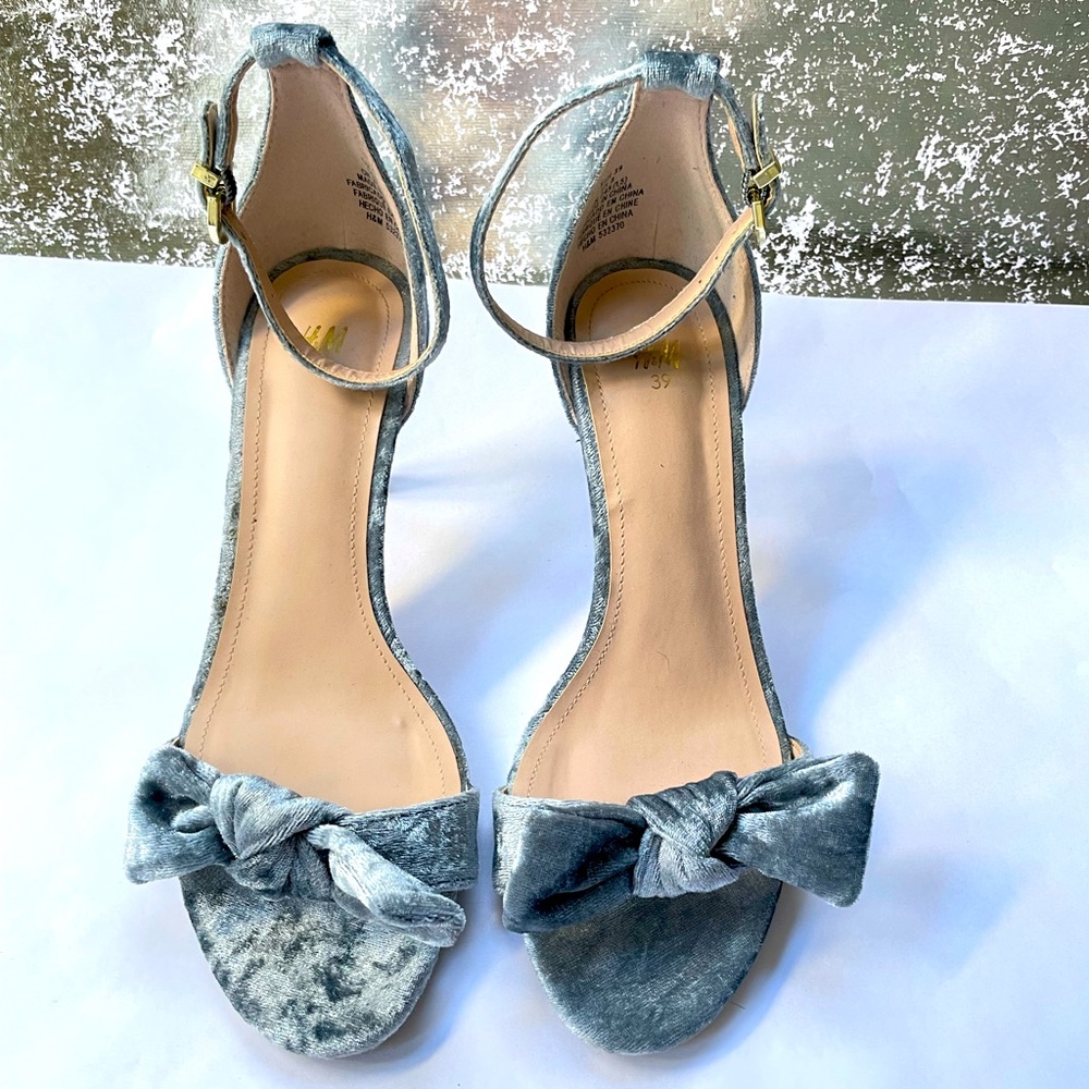Blue Velvet heels size 8/39 H&M
Low mid heel